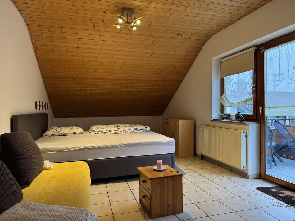 Wohnzimmer m. Zugang z. Balkon