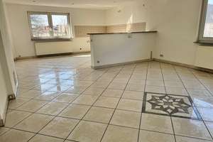 Großzügig geschnittene und modernisierte 2,5 Zimmer-Wohnung mit offener Küche und Eckbadewanne! 