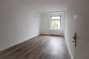 Helle sanierte 2-Zimmer-Altbauwohnung mit Einbauküche im Reiherstiegviertel – Veringstraße 10, 21107 Wilhelmsburg, Hamburg – Vorschaubild 1