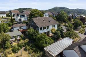 Traumhafte Aussicht inklusive: Attraktives Einfamilienhaus mit Einliegerwohnung & idyllischem Garten – Die vollständige Adresse der Immobilie erhältst du vom Anbieter., 57334 Bad Laasphe – Vorschaubild 1