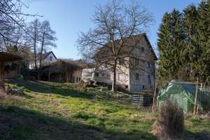 Unabhängig sein? Selbstversorgen auf eigenem Land. Kleingartenbetrieb mit Familienhaus.