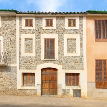 EMBLEMATISCHES GEBÄUDE IN MANCOR DE LA VALL