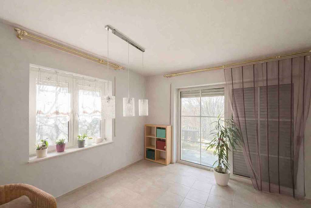 Immobilie in Steinfeld - Freistehendes Einfamilienhaus mit Doppelgarage und großem Grundstück in Hausen/Steinfeld - Bild 1