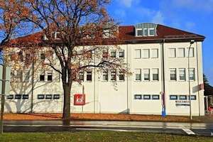 Geräumige 3-Zimmer-Wohnung mit Laminatboden und Bad mit Badewanne