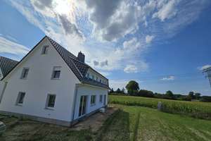Familienfreundlich & zentral: Technikfertige Doppelhaushälfte in ruhiger Umgebung – Biestow Ausbau 53, 18059 Kritzmow – Vorschaubild 1