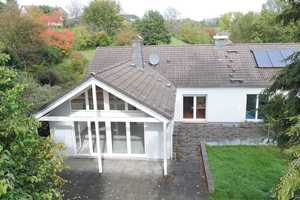 Ruhige, ungestörte Ortsrandlage: modernisierter Bungalow mit Platz für 2 Familien/Generationen – Oberbergischer Kreis – Vorschaubild 3