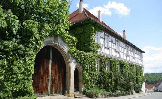 Schlossgrundstück mit Herrenhaus, Scheuer, Pferdeboxen und angrenzenden Bauplätzen