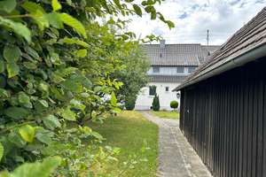 Doppelhaushälfte mit individuellem Wohnkonzept und viel Potenzial für Ihre Ideen – Die vollständige Adresse der Immobilie erhältst du vom Anbieter., 89284 Pfaffenhofen an der Roth – Vorschaubild 2