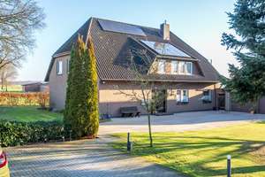 Hochwertiges Zweifamilienhaus mit großem Grundstück in Hatten – Die vollständige Adresse der Immobilie erhältst du vom Anbieter., 26209 Hatten – Vorschaubild 1