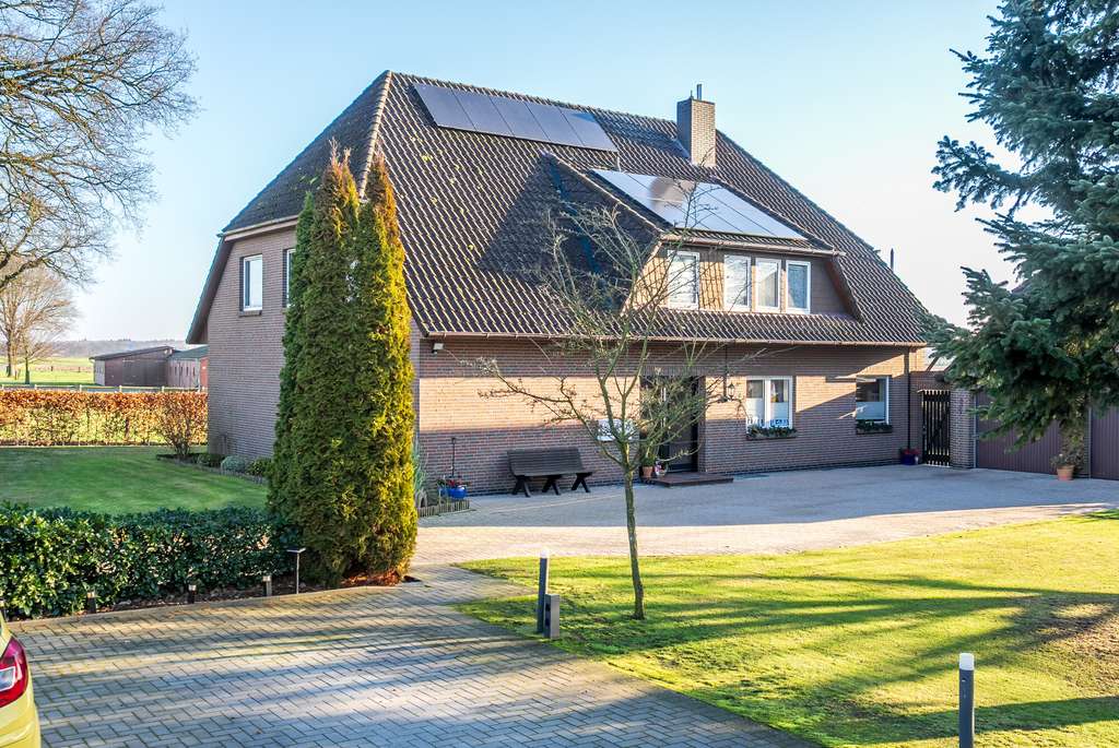 Immobilie in Hatten - Hochwertiges Zweifamilienhaus mit großem Grundstück in Hatten - Bild 0