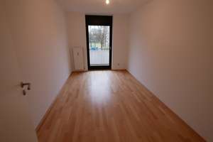 Hochwertig renovierte 3 Zi. Wohnung mit Küche, Luxusbad + sep. WC, nahe der U-Bahn, ruhig, Südaus.! – Treitschkestr. 9, 80992 Alt-Moosach, München – Vorschaubild 6