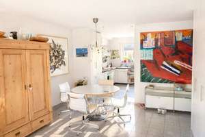 Raum für Familie und Zukunft – Zweifamilienhaus mit vielen Optionen, 2 Garagen + Garten in Unterrath