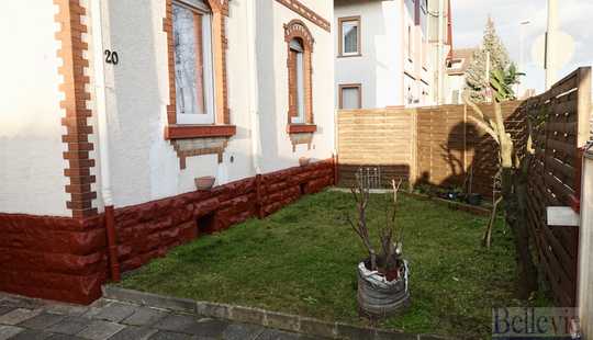Bild von Attraktives Zwei-Familienhaus mit Nebengebäude und Garten.