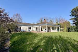 Wohnhaus im Bungalow-Stil, 
Top Lage: „Alter Niederberg“, am Golfplatz