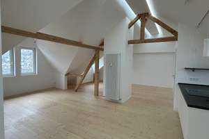 Helle Dachgeschosswohnung mit 2,5 Zimmer, EBK