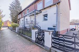 Gepflegtes Zweifamilienhaus mit Garten und Garagen in Misburg-Nord
