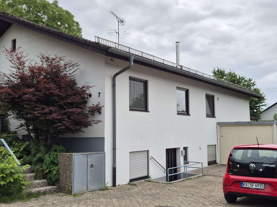 Eingangsseite und Garagen