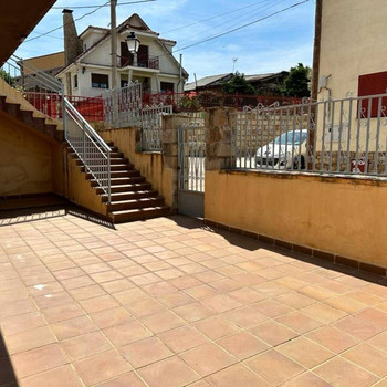 Zweistöckiges Haus mit Garage