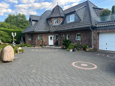 Exklusives Wohnen im Landschlösschen – stilvolle Dachgeschosswohnung mit großer Dachterrasse
