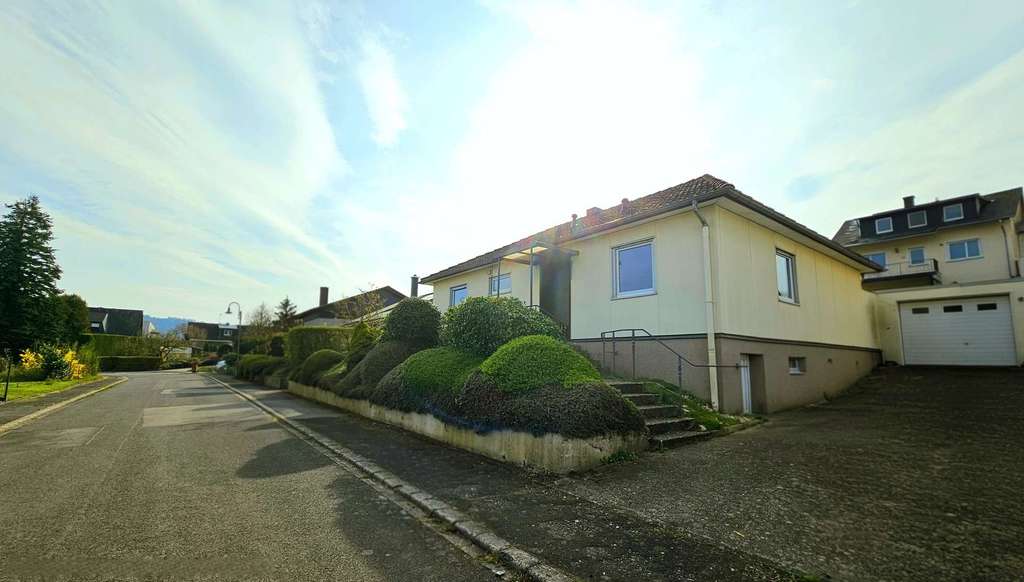 Immobilie in Zell (Mosel) - Wohnen auf einer Ebene-Kleines Einfamilienhaus mit Garage und Garten in guter Wohnlage von Zell/Barl - Bild 0