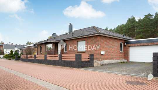 Bild von Wohnoase am Waldrand: Bungalow mit Kamin, Garten, Terrasse, Salzwasserpool, Doppelgarage & Werkstatt