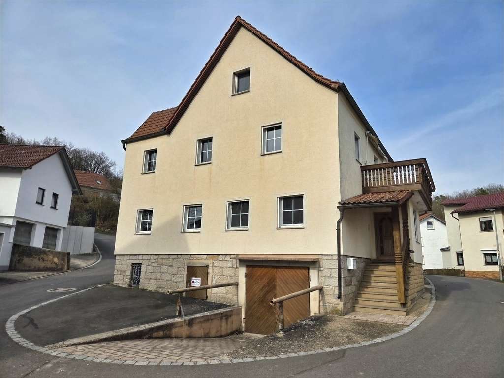 Immobilie in Oberaurach - Großes EFH (Wfl. 160 m²) mit Garten und Nebengebäude in ruhiger Lage von Oberschleichach - Bild 0