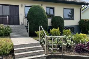 Großzügiges, helles Einfamilienhaus mit Einliegerwohnung, Massivbauweise, Sackgassenlage – Die vollständige Adresse der Immobilie erhältst du vom Anbieter., 74232 Abstatt – Vorschaubild 1