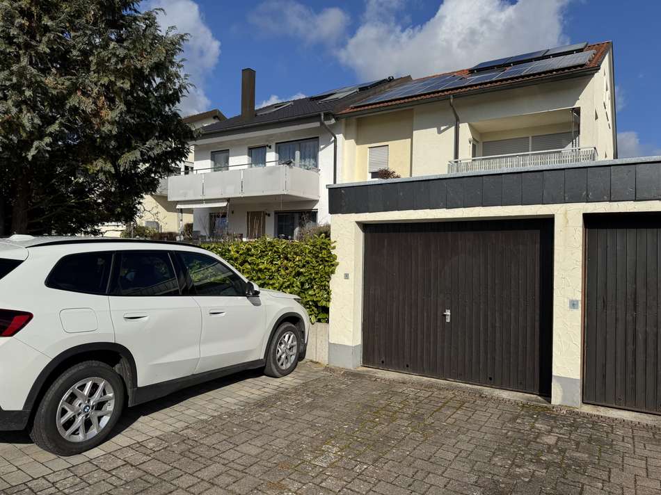 Garage mit Stellplatz