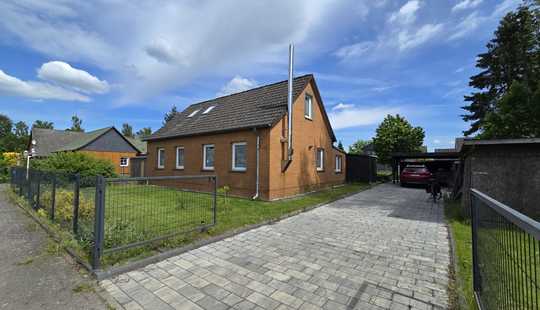 Bild von Perfekt für Familien – ein Zuhause mit Garten, Terrasse, Pool, Garage und Carport!