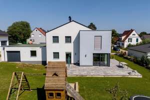Ein Zuhause zum Wohlfühlen: modern, hell und ideal für Familien. – Die vollständige Adresse der Immobilie erhältst du vom Anbieter., 86502 Laugna – Vorschaubild 3