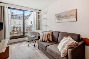 Maxvorstadt: Amalienstraße, Kleines Refugium mit Dachterrasse und Tiefgarage - frei ab 10/26 – Die vollständige Adresse der Immobilie erhältst du vom Anbieter., 80799 Universität, München – Vorschaubild 1