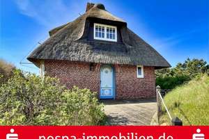 Ein seltenes Angebot mit kleinem Wattblick. Einzelhaus unter Reet und Garage am Lister Ortsrand – Die vollständige Adresse der Immobilie erhältst du vom Anbieter., 25992 List (Sylt) – Vorschaubild 1