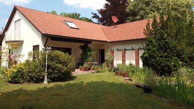 Gepflegtes Architektenhaus in Aichach mit Garten, Teich und großzügigem Raumangebot