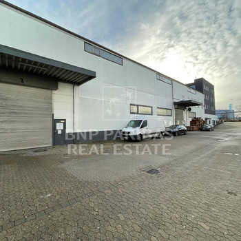 Diverse Hallenflächen auf gepflegtem Gewerbehof
