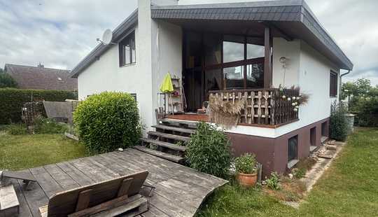 Bild von freistehendes Traumhaus mitten im eingewachsenen Garten