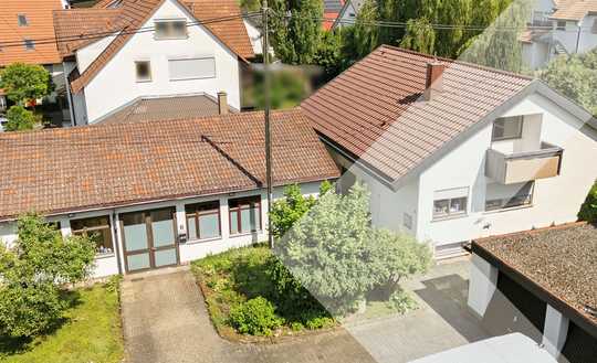 Vielseitiges Zweifamilienhaus mit Gewerbeeinheit, Garten und Entwicklungspotenzial