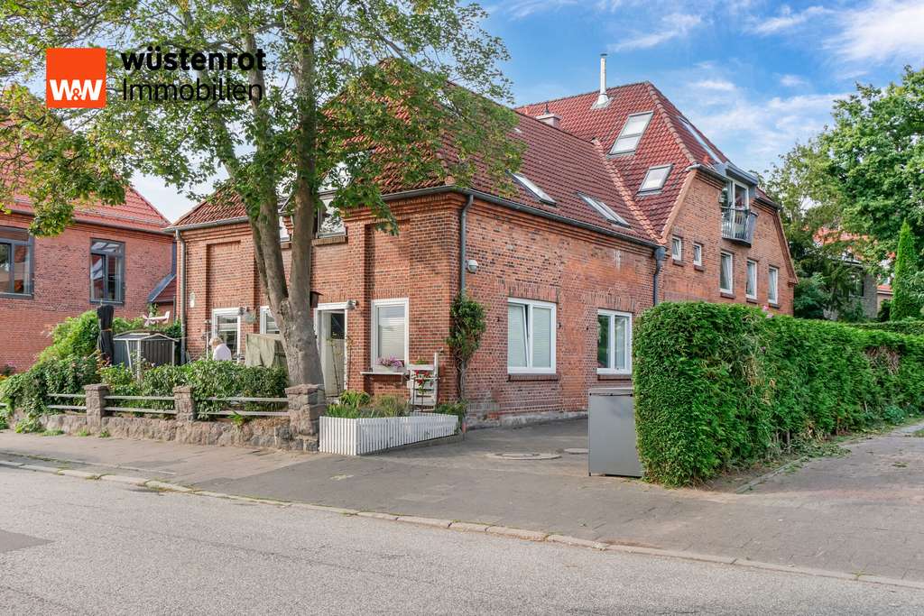 Immobilie in Kiel - Modernisiertes Altbau-MFH direkt am Nord-Ostsee-Kanal in Kiel Holtenau - Bild 1