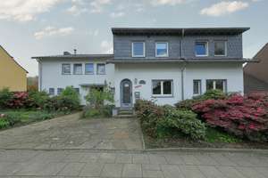 Komplett frei: Modernes 3-Familienhaus mit separatem Büro und beheiztem Wintergarten 
