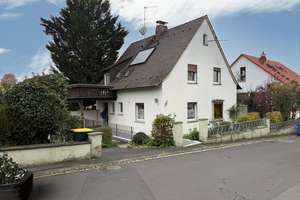 Rohdiamant in Eisingen: Einfamilienhaus in guter Lage mit Entwicklungspotenzial – Die vollständige Adresse der Immobilie erhältst du vom Anbieter., 97249 Eisingen – Vorschaubild 1