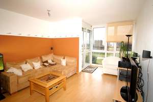 **** Tolle Neubau-Wohnung mit 2 Riesen-Erkern & Süd-Balkon & Laminat & Bad & Bar/ Theke! ****