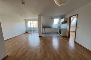 Wohnen mit Ruhefaktor: Balkon & Einbauküche inklusive