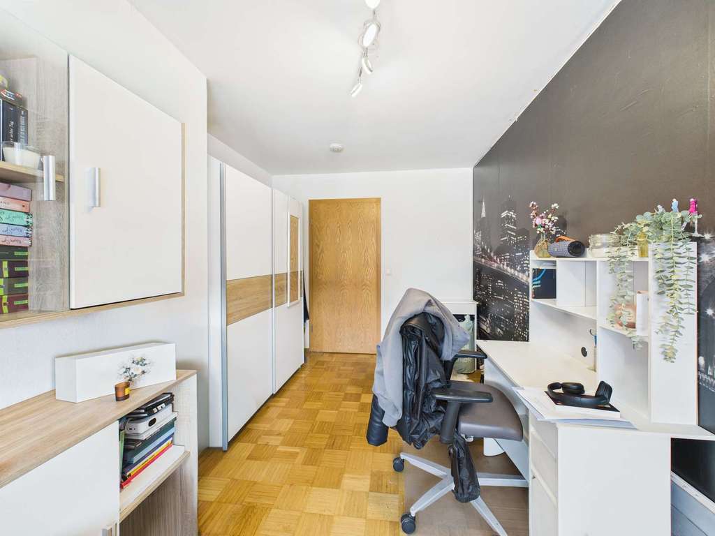 Immobilie in Rheinstetten - Perfekt für Familie oder Kapitalanleger: 4 Zimmer, Balkon & Garage - Bild 2