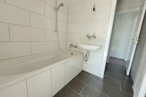 Frisch renovierte 3-Zimmer-Wohnung mit Balkon und Aufzug! – Philosophenweg 4, 45279 Freisenbruch, Essen – Vorschaubild 2