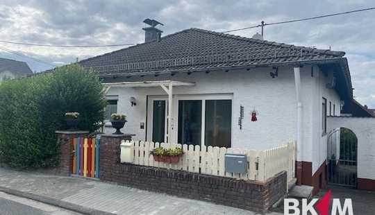 Bild von Großzügiger Walmdachbungalow mit Garten und Garage