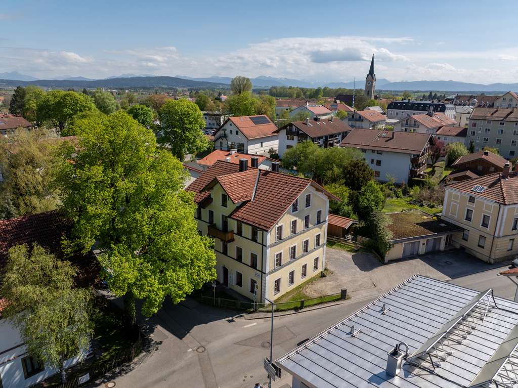Immobilie in Holzkirchen - ATRAKTIVE KAPITALANLAGE: VOLLVERMIETETES MEHRFAMILIENHAUS MIT 7 EINHEITEN IM ZENTRUM VON HOLZKIRCHEN - Bild 0