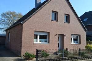 7-Zimmer-Einfamilienhaus mit 165 m², Dachterrasse, Garage & Garten 