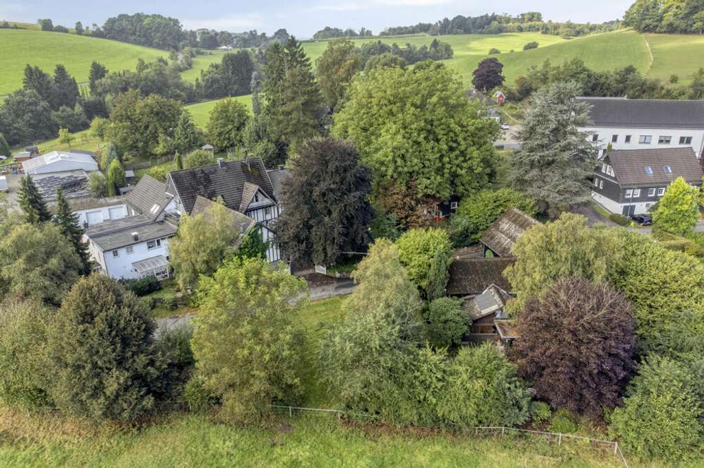 Immobilie in Wipperfürth - Außergewöhliches Anwesen mit mehreren Häusern mitten in der Natur - Bild 1