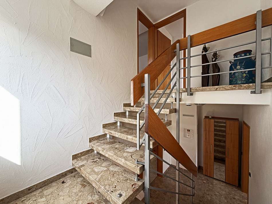 Treppenhaus EG-OG: Solide Trep