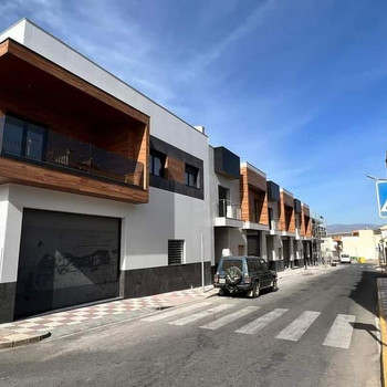 Neu gebaute Wohnung über einem Gewerberaum in Balanegra