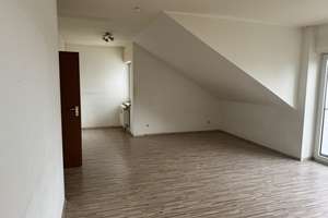 NUR MIT WBS (3 Personen) - helle Dachgeschosswohnung